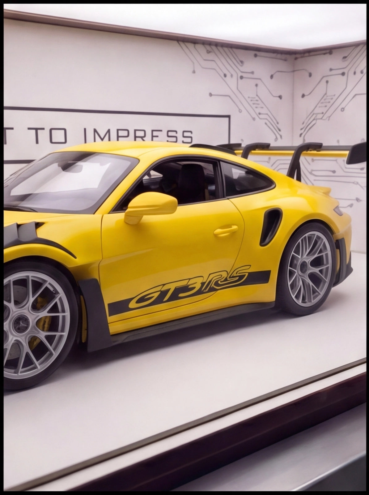 YELLOW PORSCHE 911 GT3 RS X SHADOW SHOWROOM