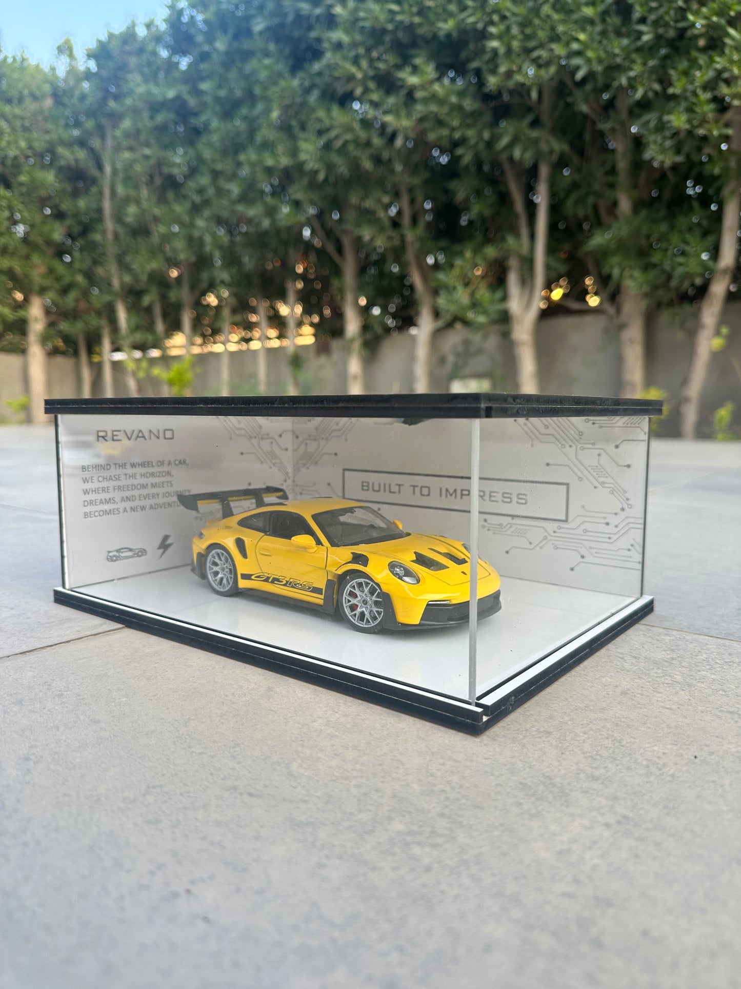 YELLOW PORSCHE 911 GT3 RS X SHADOW SHOWROOM