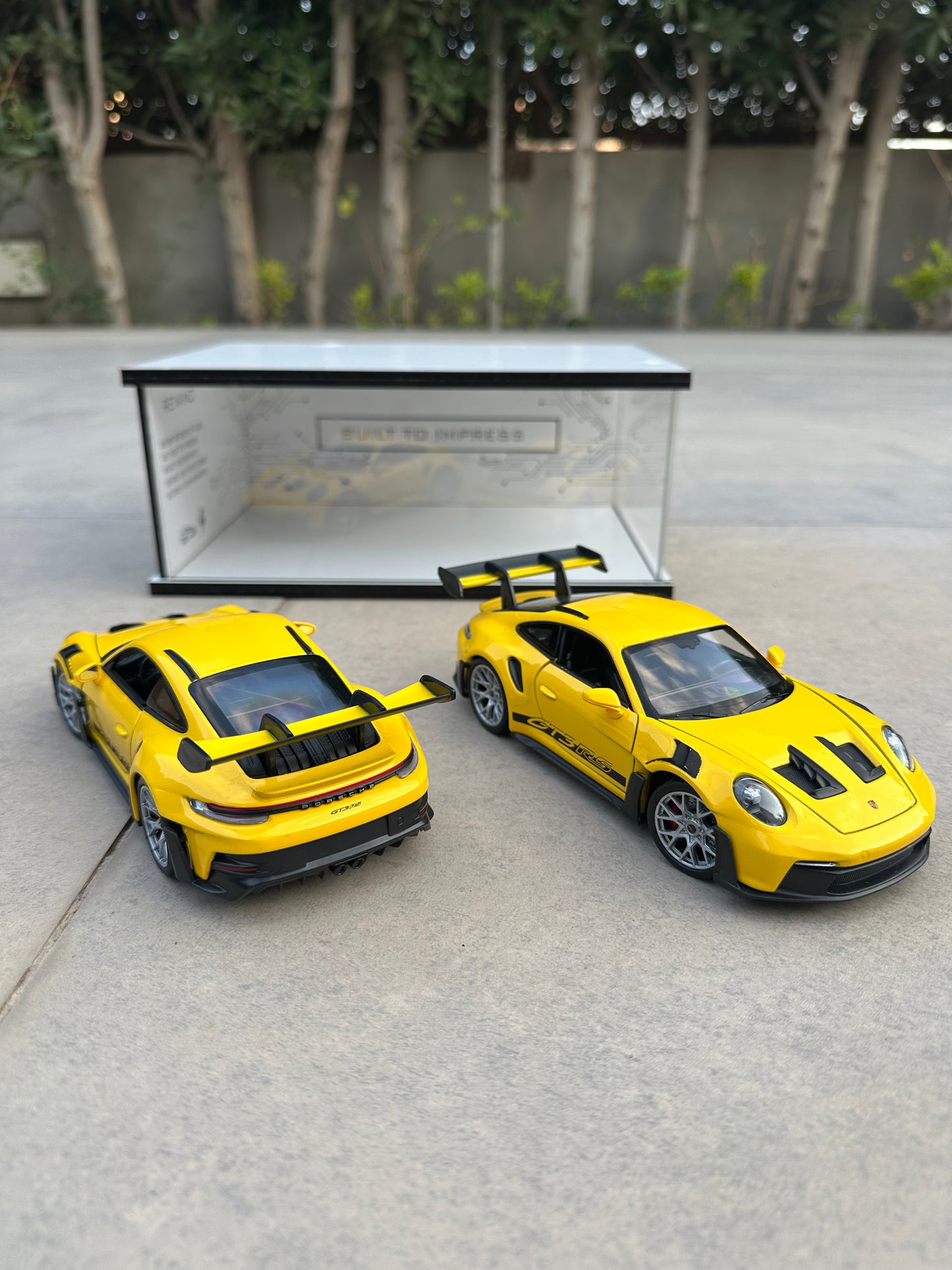 YELLOW PORSCHE 911 GT3 RS X SHADOW SHOWROOM