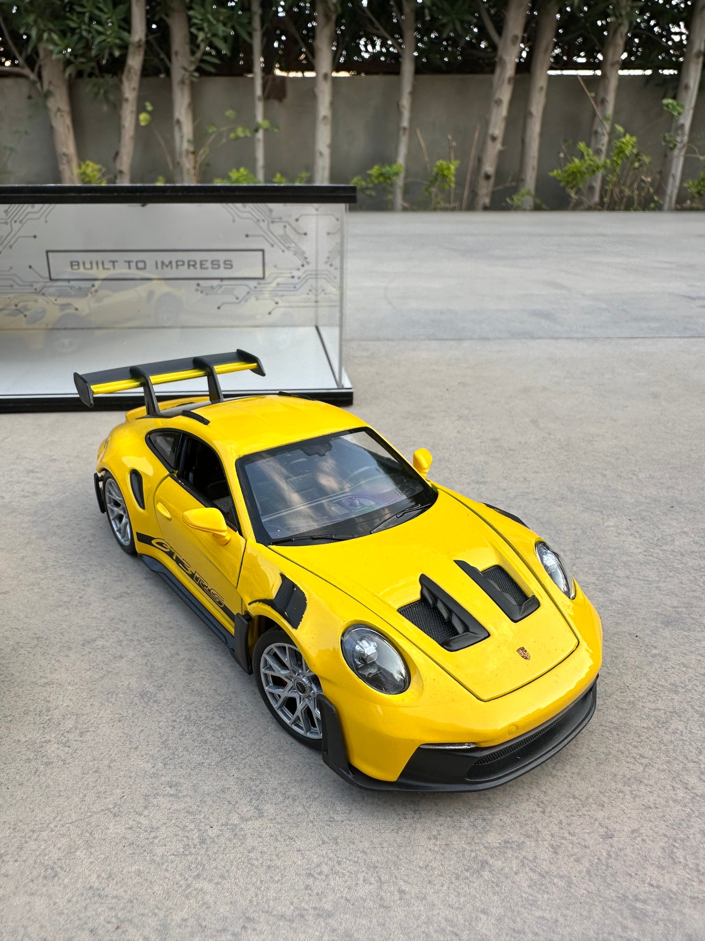 YELLOW PORSCHE 911 GT3 RS X SHADOW SHOWROOM
