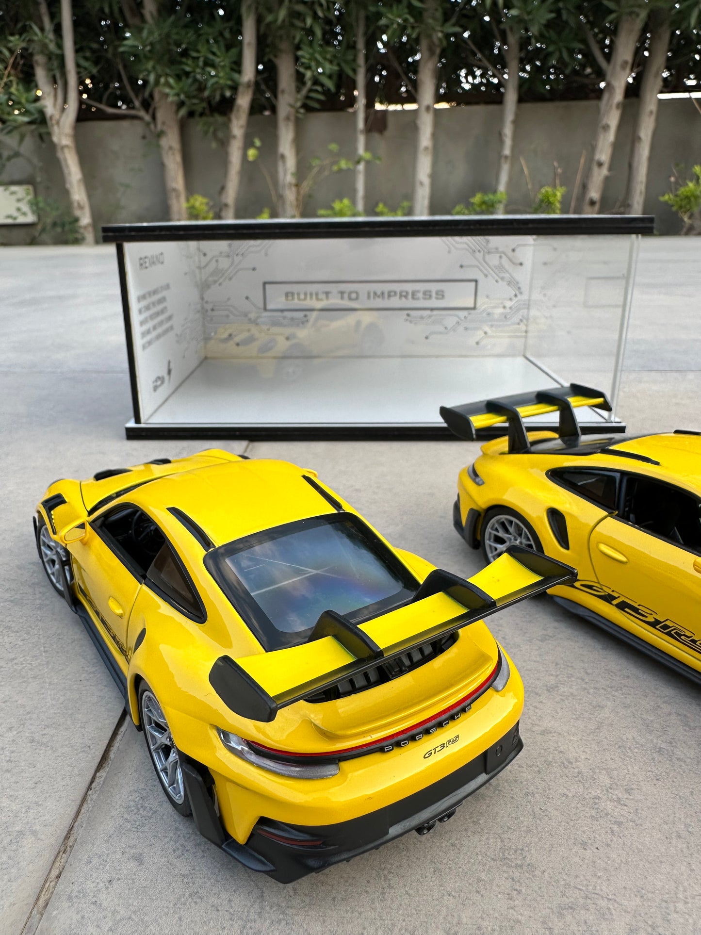 YELLOW PORSCHE 911 GT3 RS X SHADOW SHOWROOM