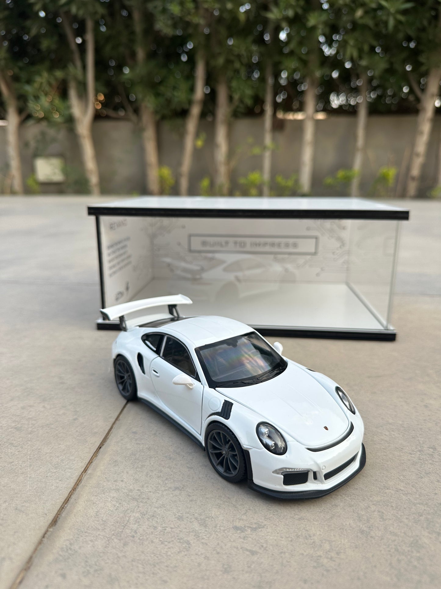 WHITE PORSCE 911 GT3 RS X SHADOW SHOWROOM
