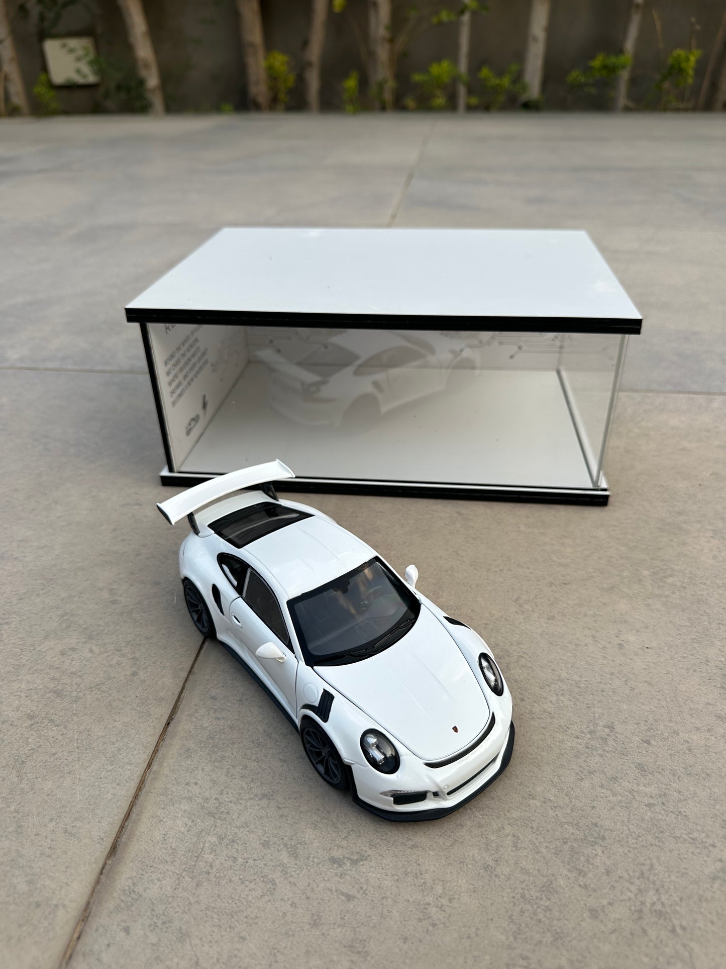 WHITE PORSCE 911 GT3 RS X SHADOW SHOWROOM