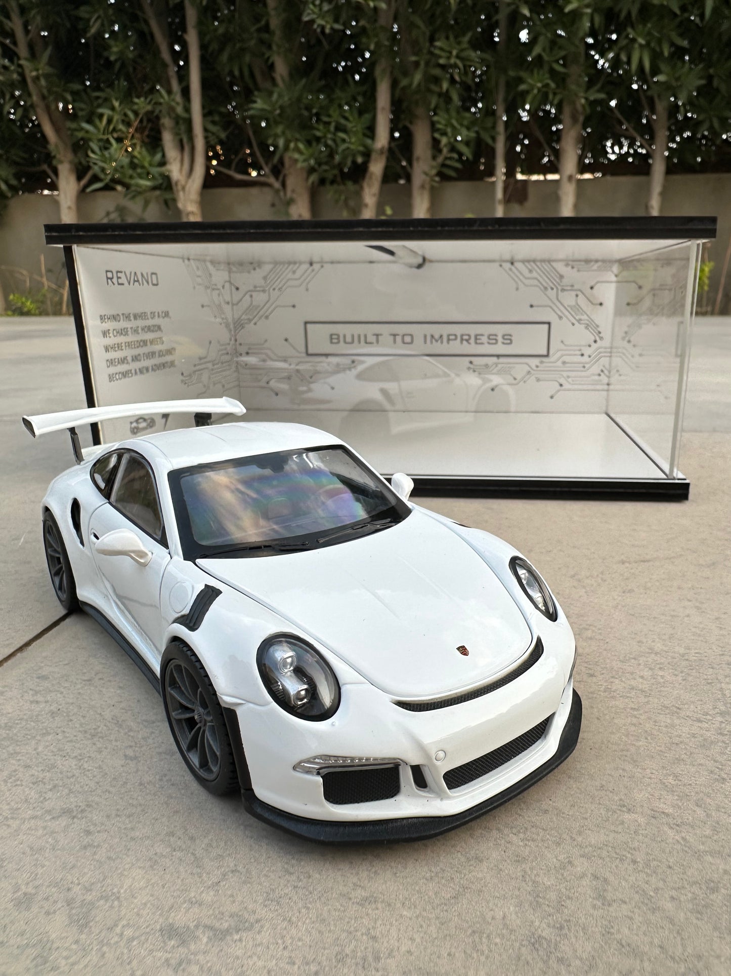WHITE PORSCE 911 GT3 RS X SHADOW SHOWROOM