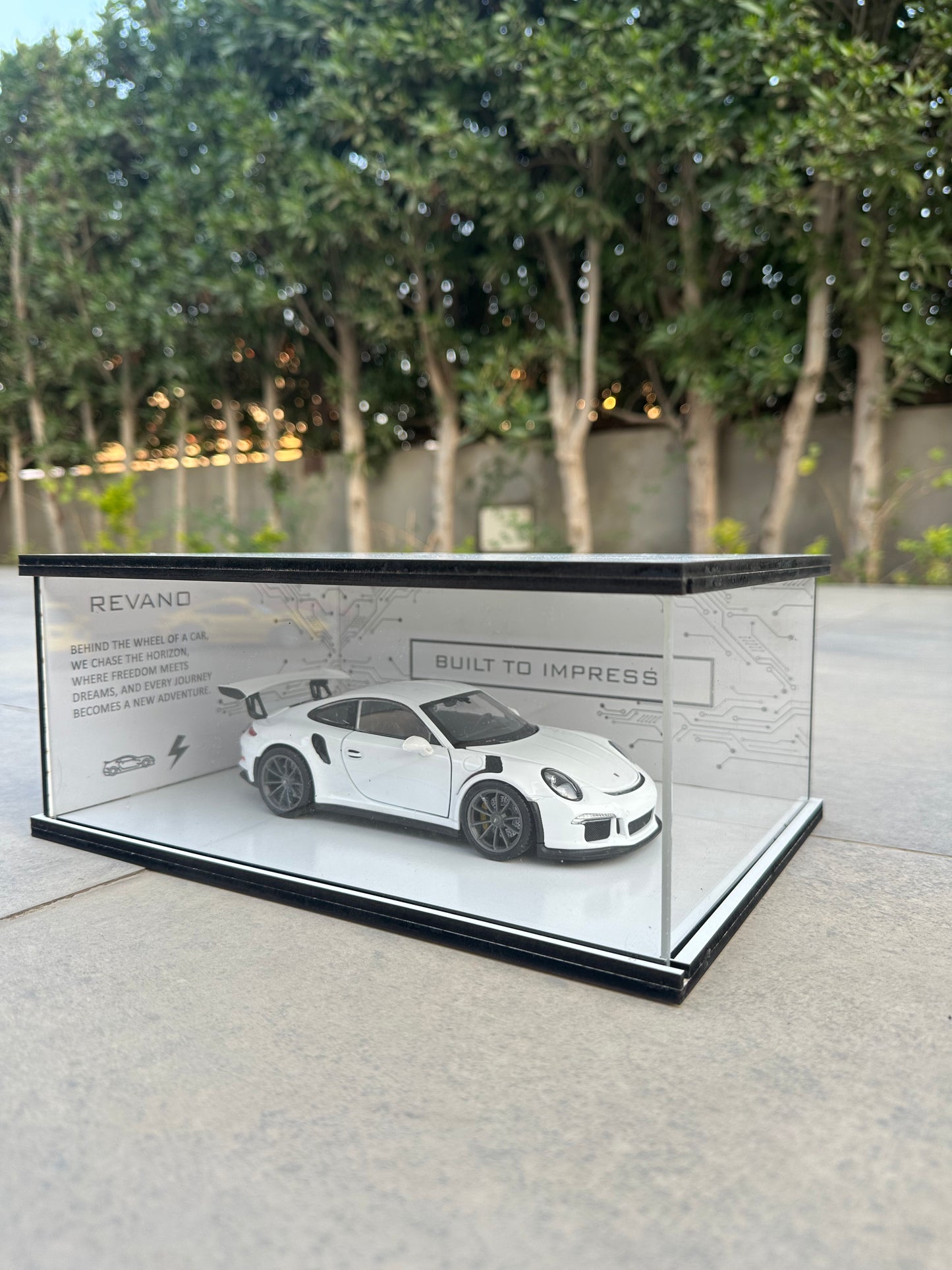 WHITE PORSCE 911 GT3 RS X SHADOW SHOWROOM