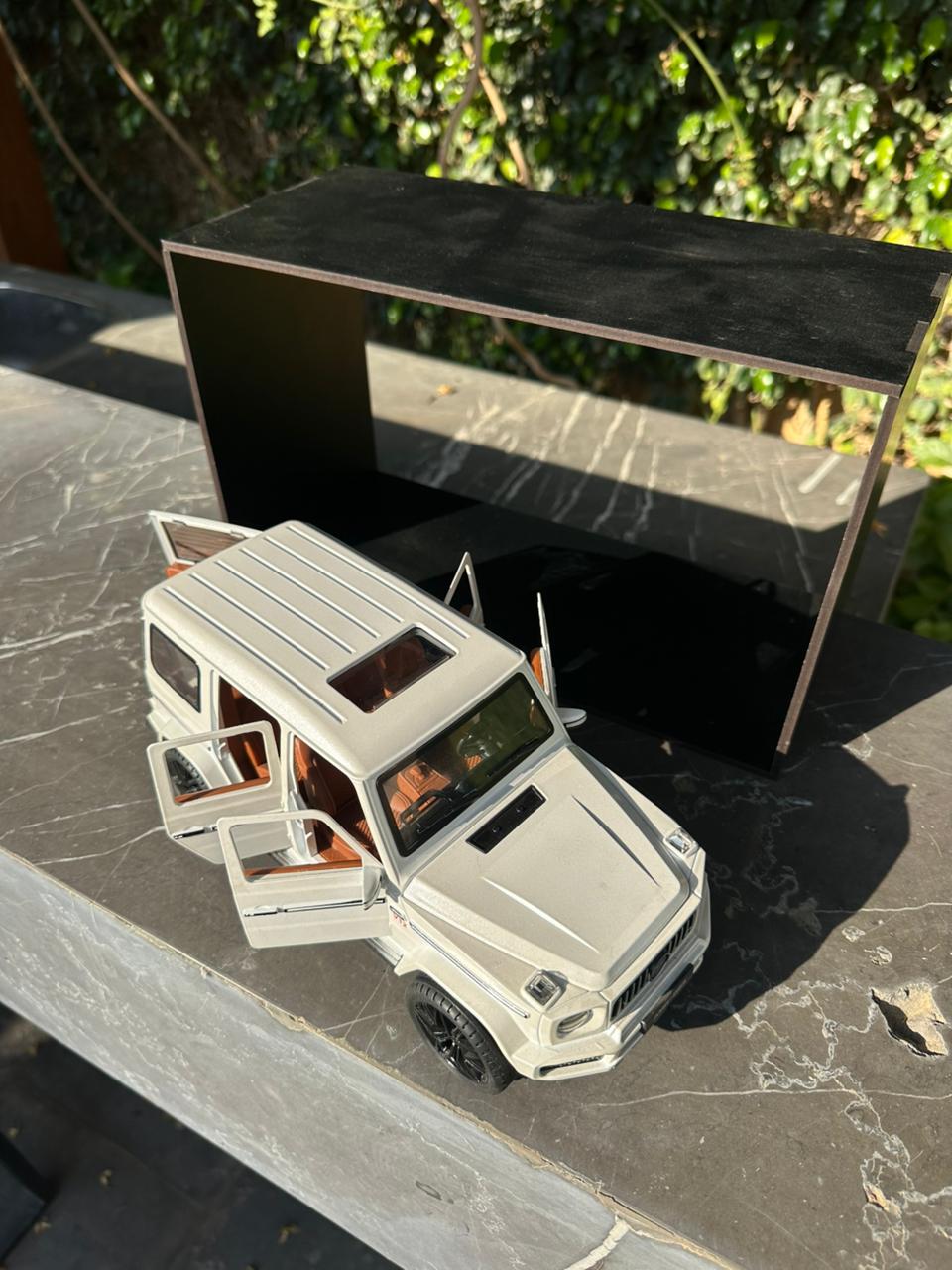 WHITE MERCEDES G-CLASS x REVANO DISPLAY