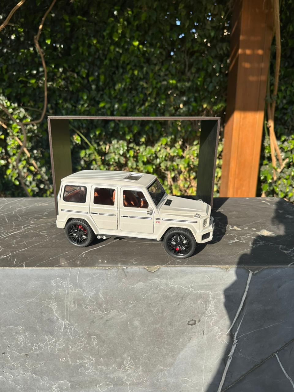 WHITE MERCEDES G-CLASS x REVANO DISPLAY