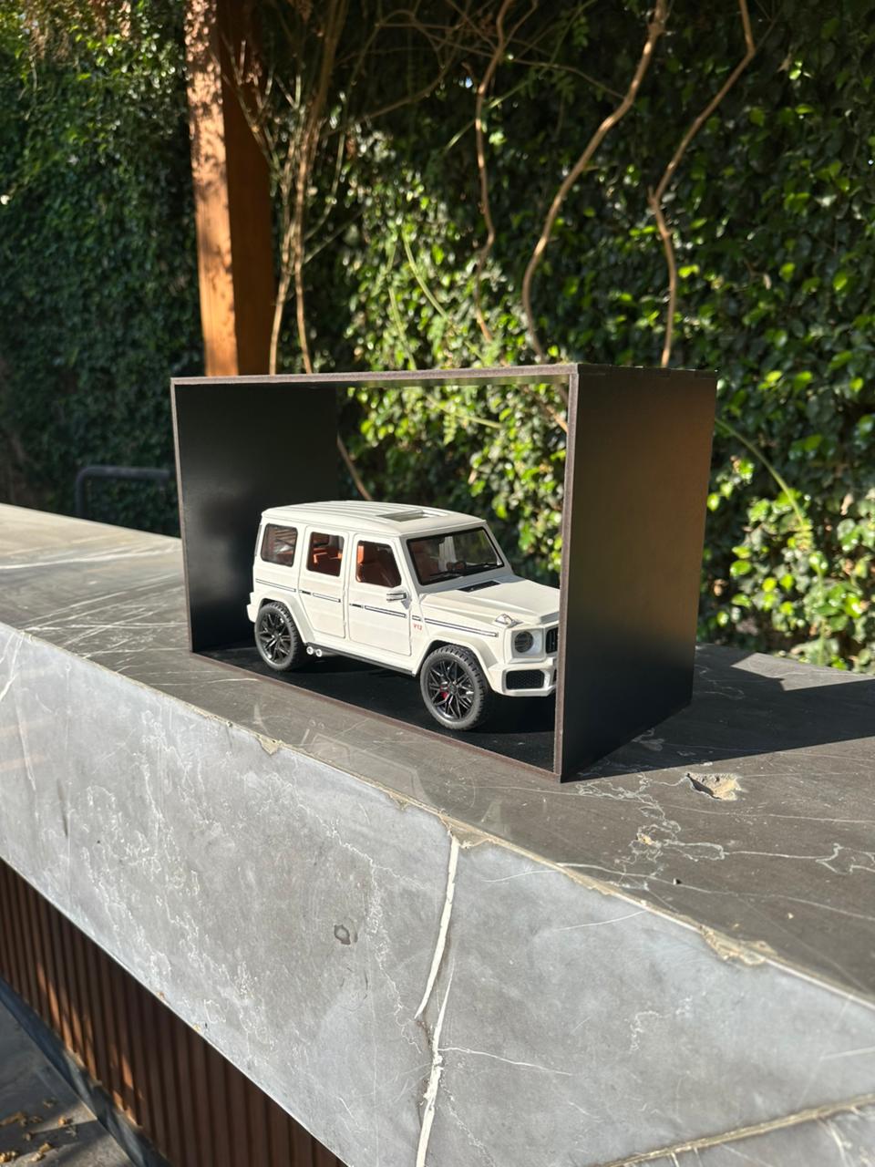 WHITE MERCEDES G-CLASS x REVANO DISPLAY