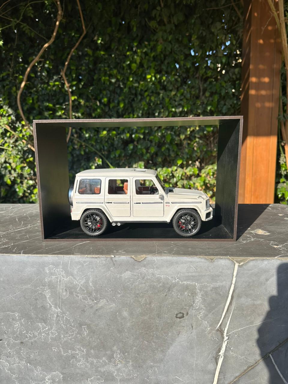 WHITE MERCEDES G-CLASS x REVANO DISPLAY