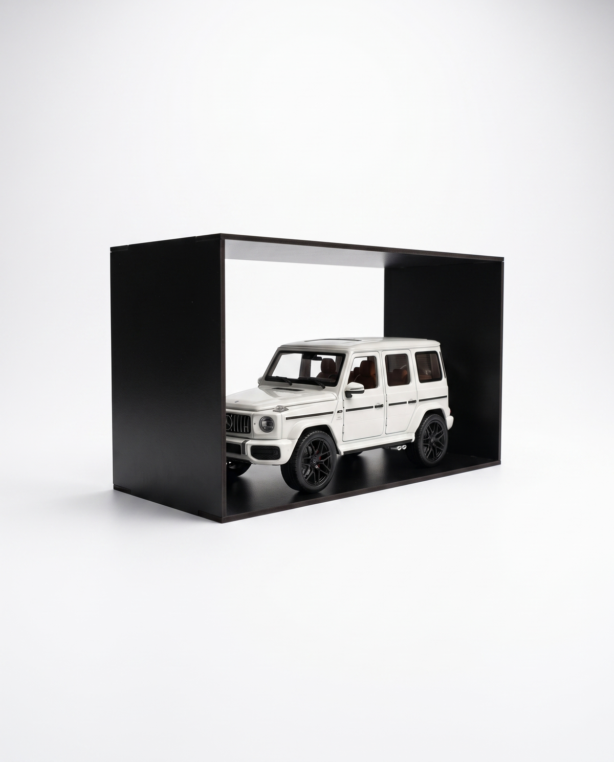 WHITE MERCEDES G-CLASS x REVANO DISPLAY