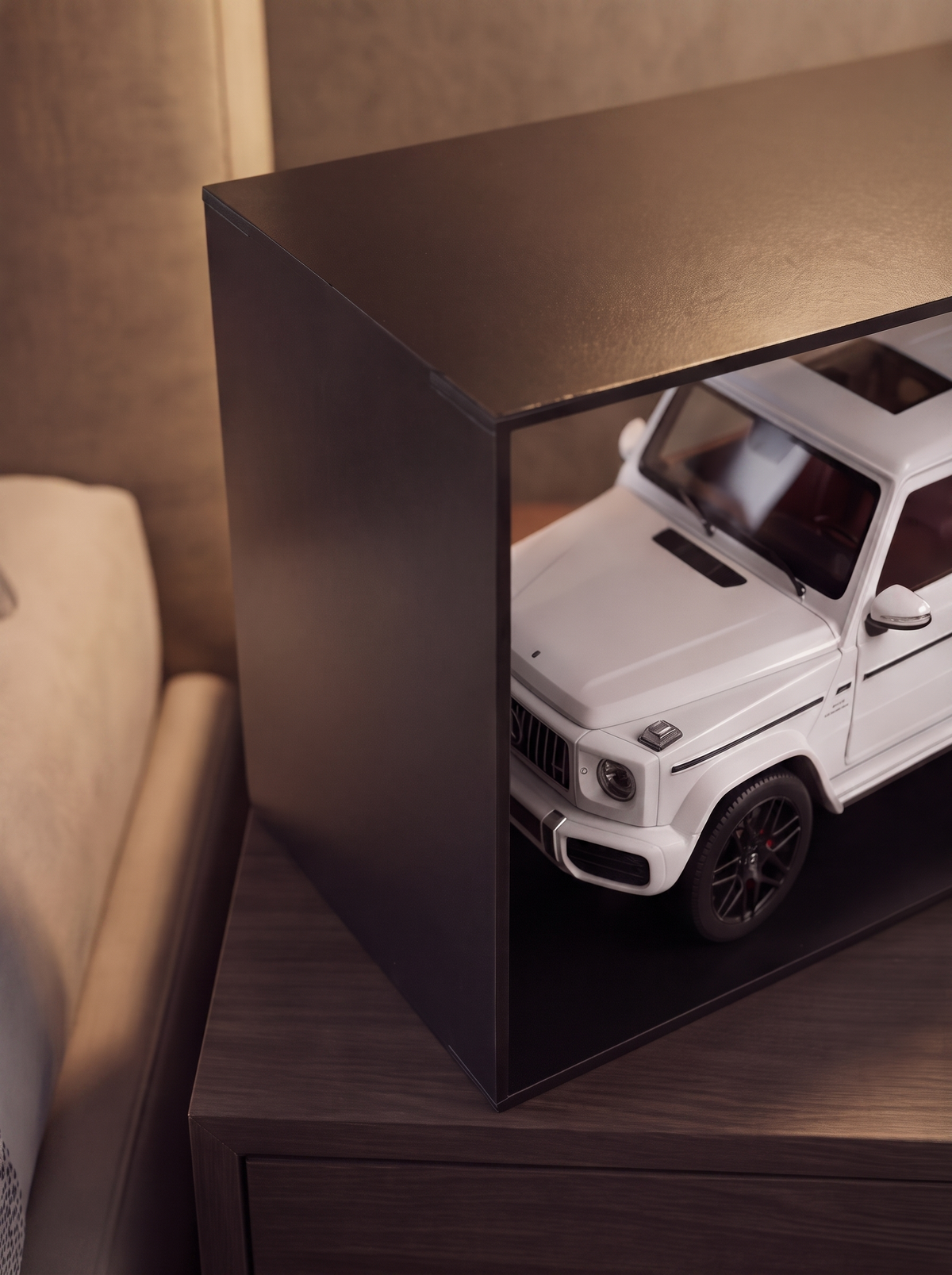 WHITE MERCEDES G-CLASS x REVANO DISPLAY