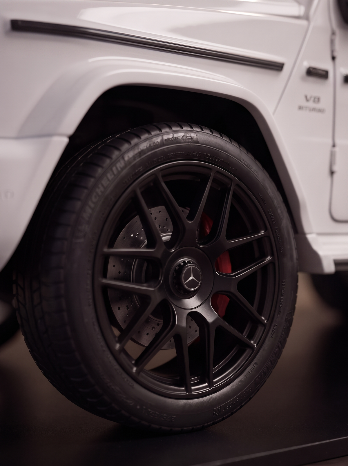 WHITE MERCEDES G-CLASS x REVANO DISPLAY